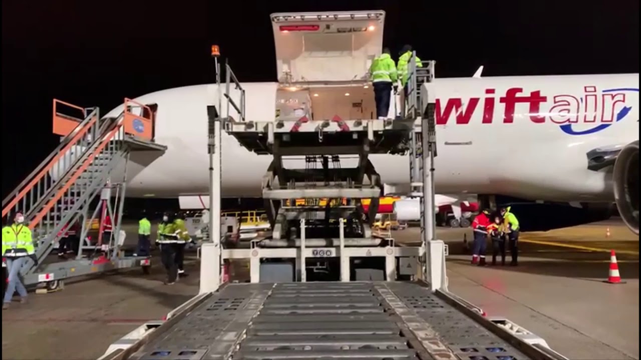 Las vacunas contra la COVID-19 ya han llegado e avión a Vitoria