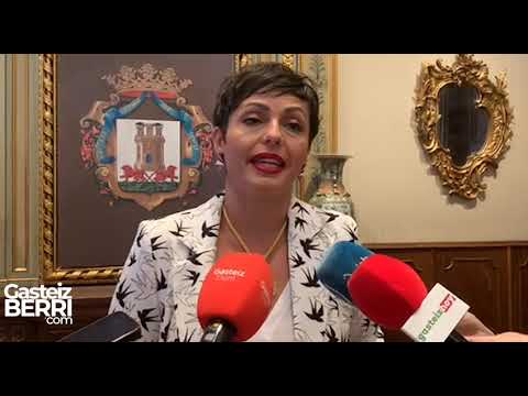 Así ha sido la toma de posesión de la primera alcaldesa de Vitoria-Gasteiz, makila incluida.