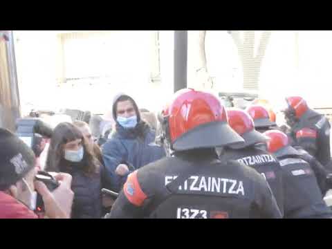 El desalojo del «Gasteizko Zentro Sozialista» okupado acaba con cargas y detenidos
