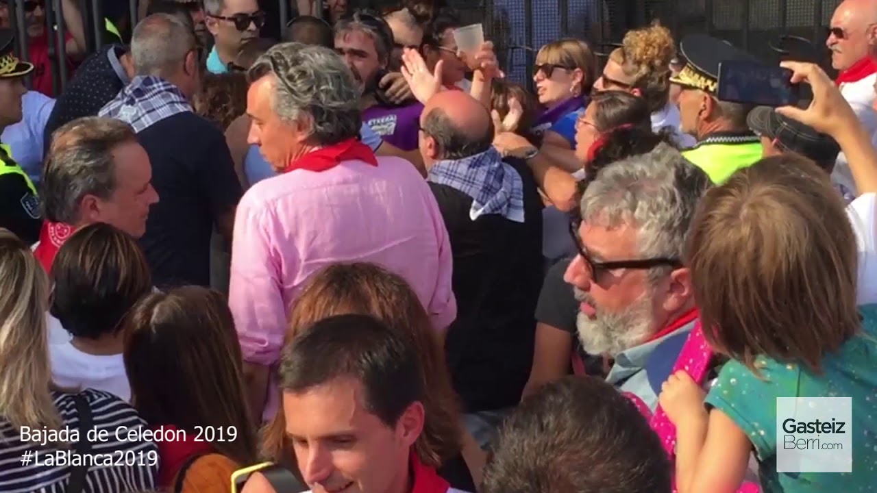 Bajada de Celedon en la Balconada - Pancartas, banderas, gritos y peleas