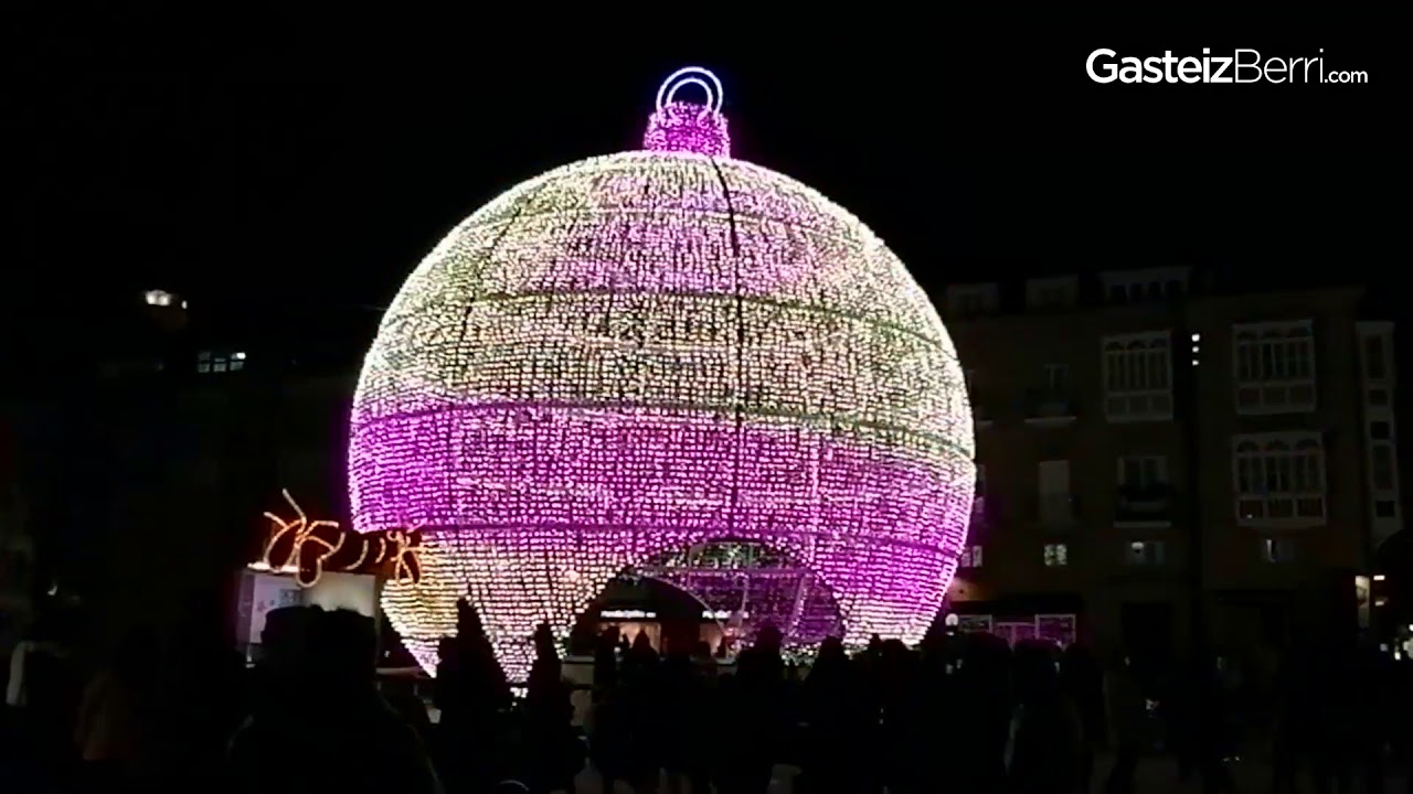 Vitoria inaugura la navidad con el encendido de la bola gigante