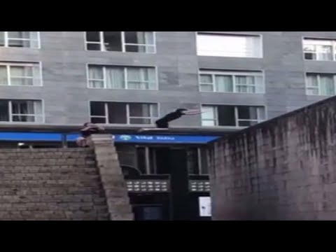 El joven en búsqueda por realizar parkour en la Plaza Fueros