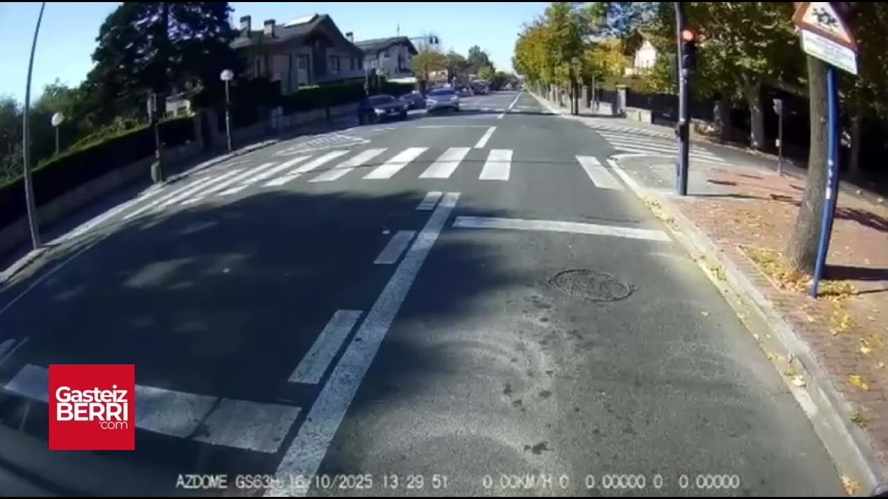 Dos agentes heridos en un accidente grave en la calle Álava entre un coche patrulla y un autobús