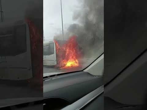 Un autobús de TUVISA queda totalmente calcinado en Vitoria