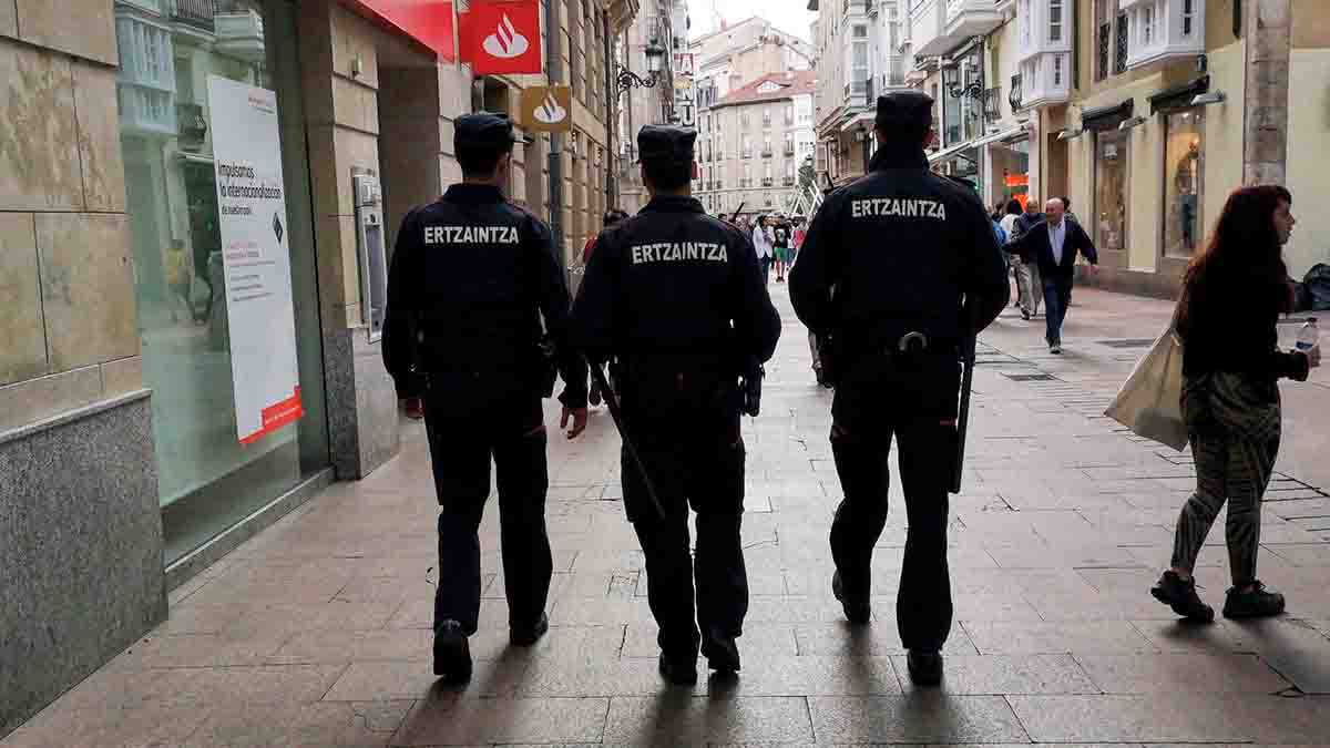 Agentes-de-la-Ertzaintza-2 Ertzaintza Vitoria