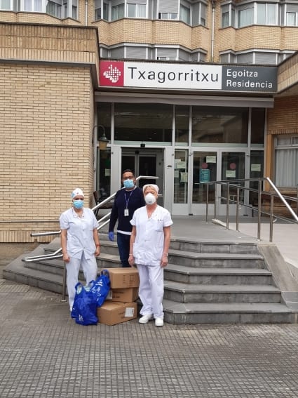 Entrega de las viseras protectoras en la Residencia Zadorra