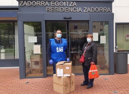 Entrega de las viseras protectoras en la Residencia Zadorra