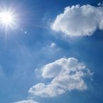 Foto de día soleado con unas pocas nubes