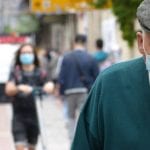 Un hombre camina pensativo por calles de Gasteiz en Fase 2 con mascarilla