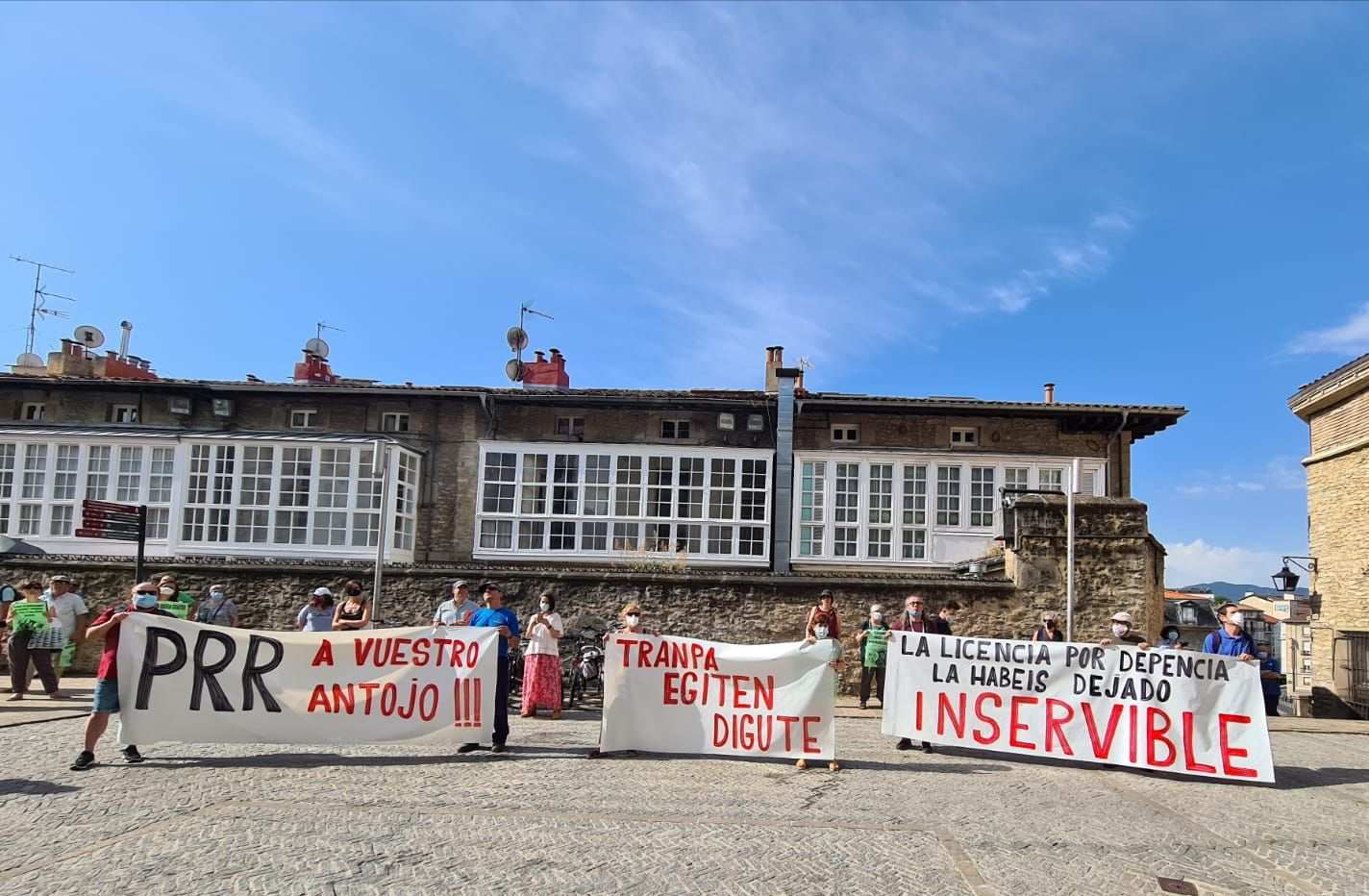 Imagen de la concentración "ruidosa" que trabajadores del Ayuntamiento han realizado hoy para protestar por una gestión "soberbia" de los recursos humanos del consistorio.