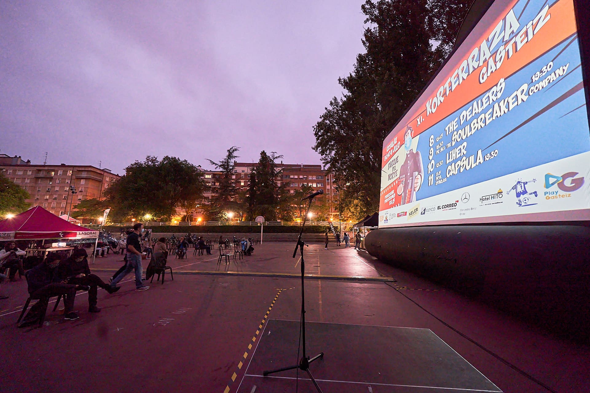 Imagen del Festival de cortos de Vitoria-Gasteiz, Korterraza Gasteiz 2020. La proyección se realizó sobre una pantalla gigante hinchable que se armaba entera en apenas 4 minutos.