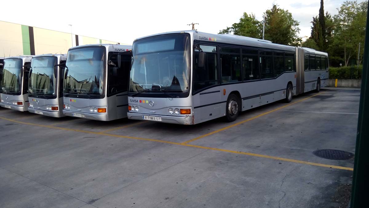 Autobuses_descansando_en_las_cocheras_