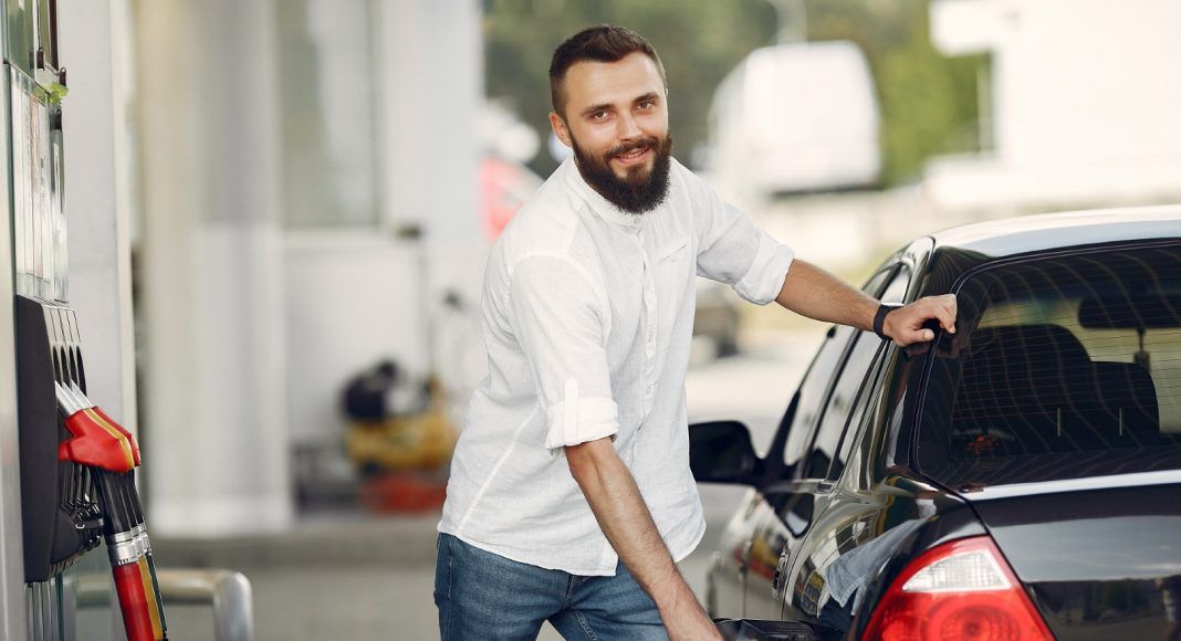Gasolina un hombre echando gasolina en su vehículo