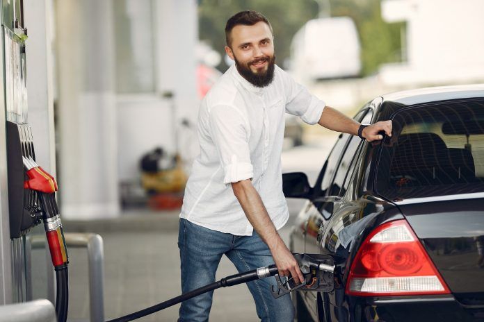 Gasolina un hombre echando gasolina en su vehículo