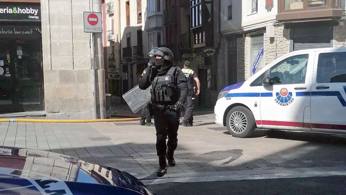HOMBRE ATRINCHERA VITORIA