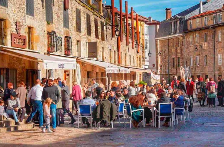 Gente en la terraza de un bar en la Plaza del Machete (Foto© Alex García Aguirre )