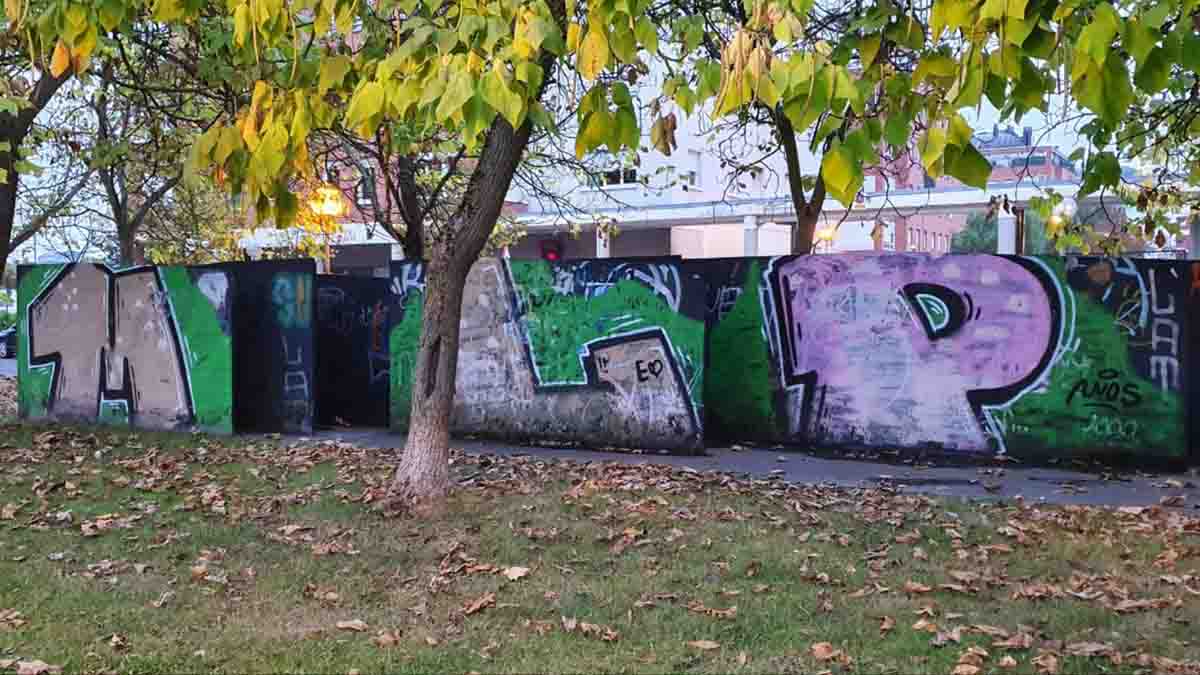 Elkarrekin Vitoria acusa al Gobierno de no tener "un plan de conservación" para los monumentos y esculturas vandalizadas 2 Menhires – Elena Ansis