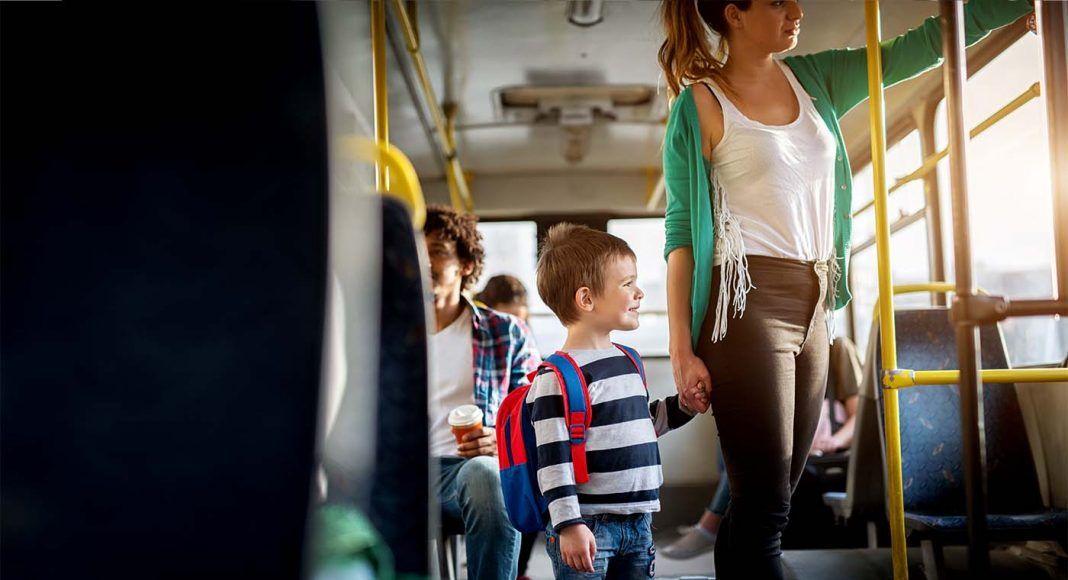 niño en autobus con una mujer que le acompaña