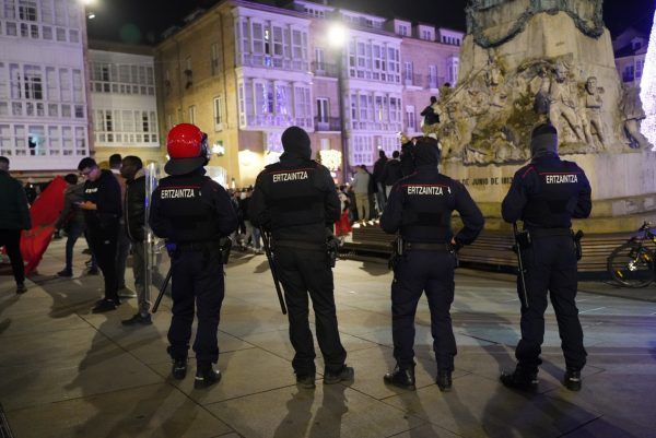 La Ertzaintza vigila la celebración del pase de Marruecos a cuartos de final en Vitoria-Gasteiz