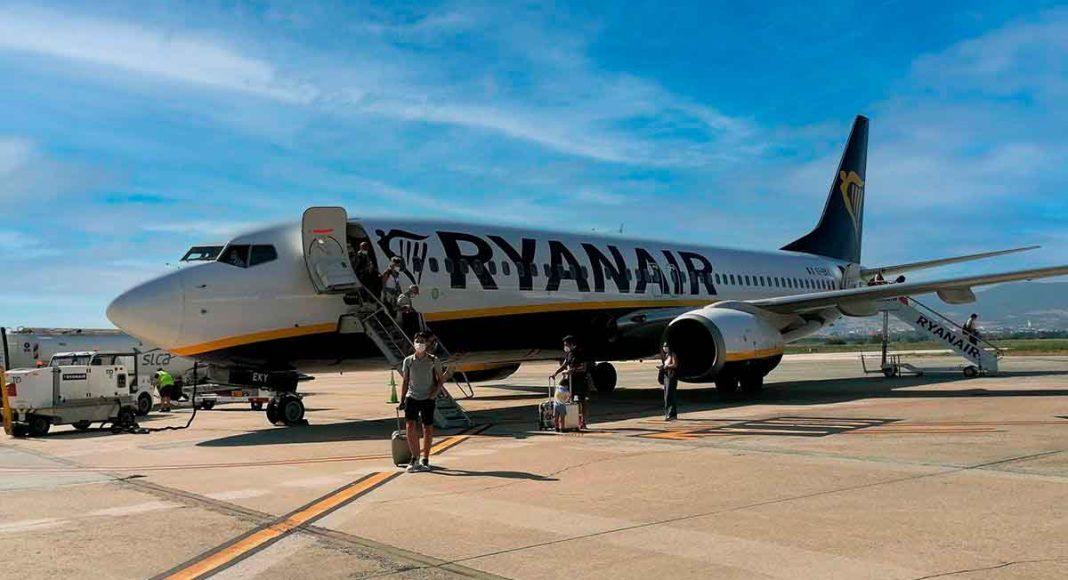 Un avión de Ryanair en el aeropuerto de Foronda