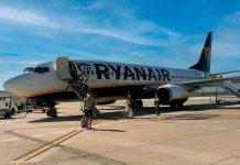 Un avión de Ryanair en el aeropuerto de Foronda
