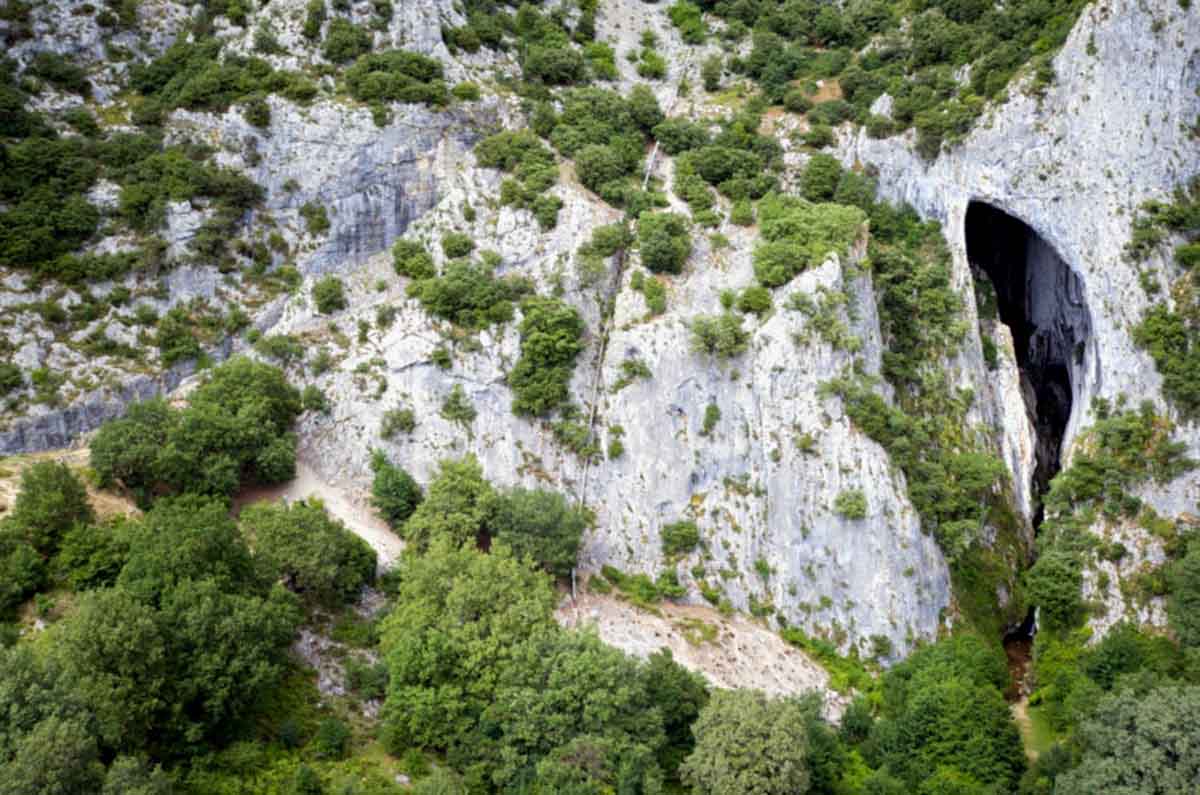 cueva leze