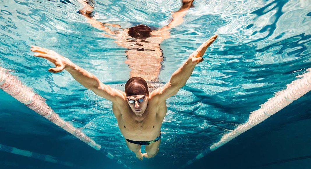 Nadar en la piscina una de las actividades que puedes hacer en equipamientos deportivos públicos de Vitoria-Gasteiz