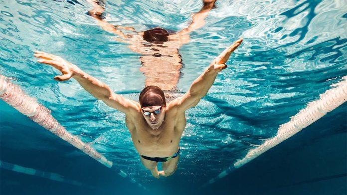 Nadar en la piscina una de las actividades que puedes hacer en equipamientos deportivos públicos de Vitoria-Gasteiz