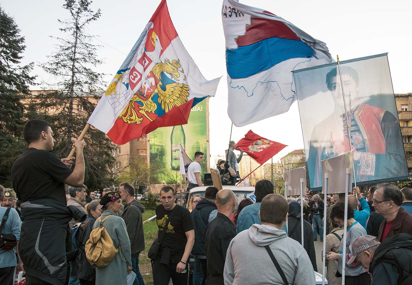 belgrado serbia Belgrade, Serbia - March 24, 2019: Demonstration on the occasion of the 20th anniversary of Operation Allied Force. On March 24, 1999, NATO forces bombed Belgrade. Civilians were killed. — Foto de mSzandurski