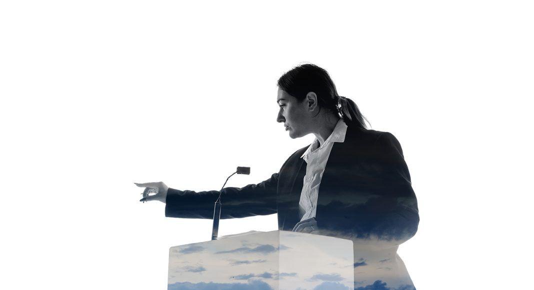 opinion campaña electoral elecciones una mujer en un atril