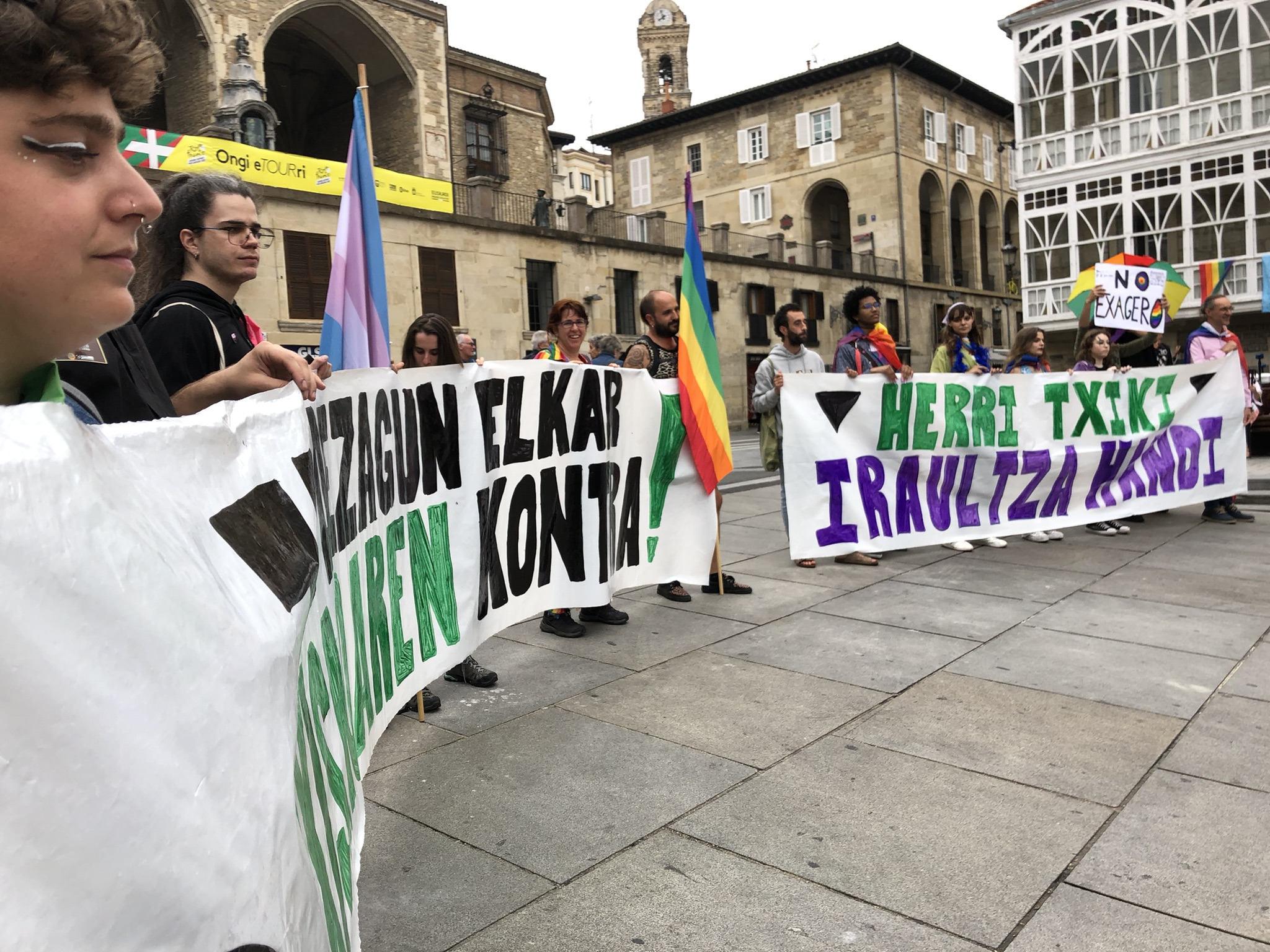 una multitud entusiasta avanza por las calles de Vitoria-Gasteiz en la manifestación del orgullo LGTBI