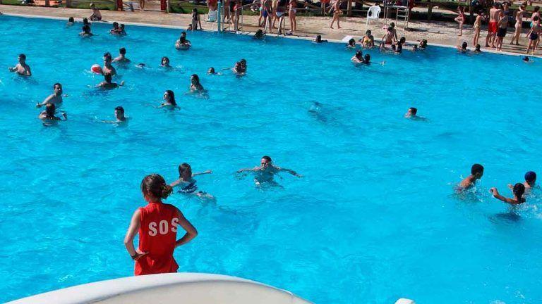 Cuánto cuesta darse un chapuzón en las piscinas de Gamarra y Mendizorroza este verano