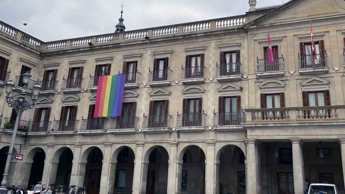bandera LGTBI ayuntamiento Vitoria