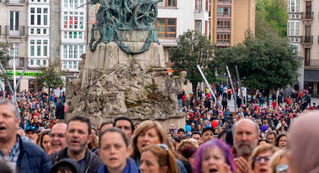 Multitudinaria manifestación en la Virgen Blanca de Vitoria-Gasteiz / Fotografía de Alex García Aguirre para GasteizBerri