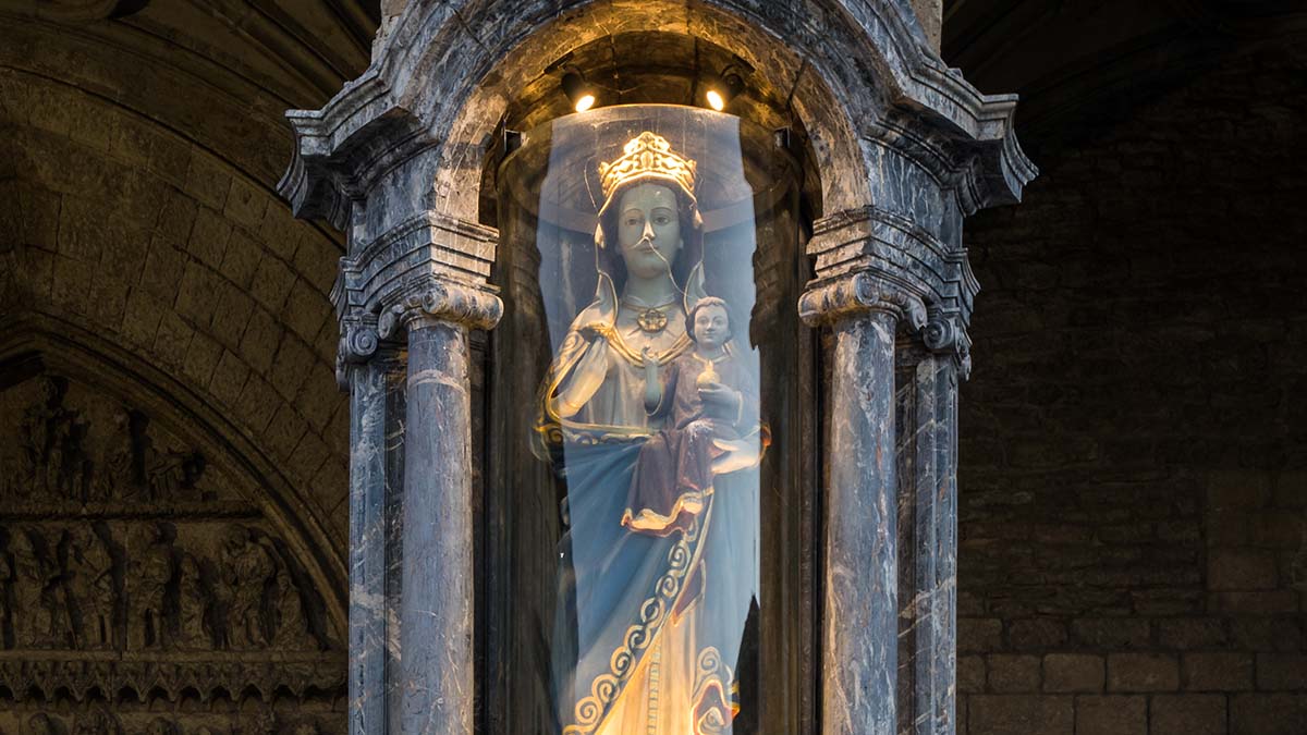 estatua de la Virgen Blanca vitoria