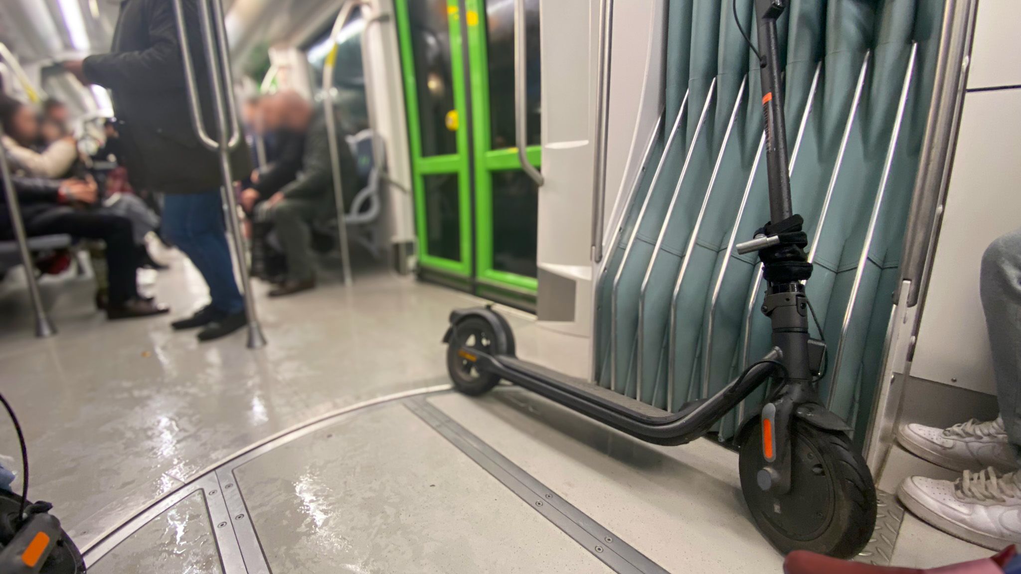 patinetes-en-el-tranvia