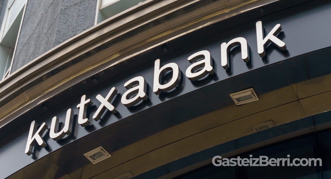 Rótulo de Kutxabank en la Oficina Central de Kutxabank en Vitoria-Gasteiz
