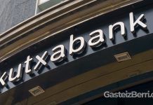 Rótulo de Kutxabank en la Oficina Central de Kutxabank en Vitoria-Gasteiz