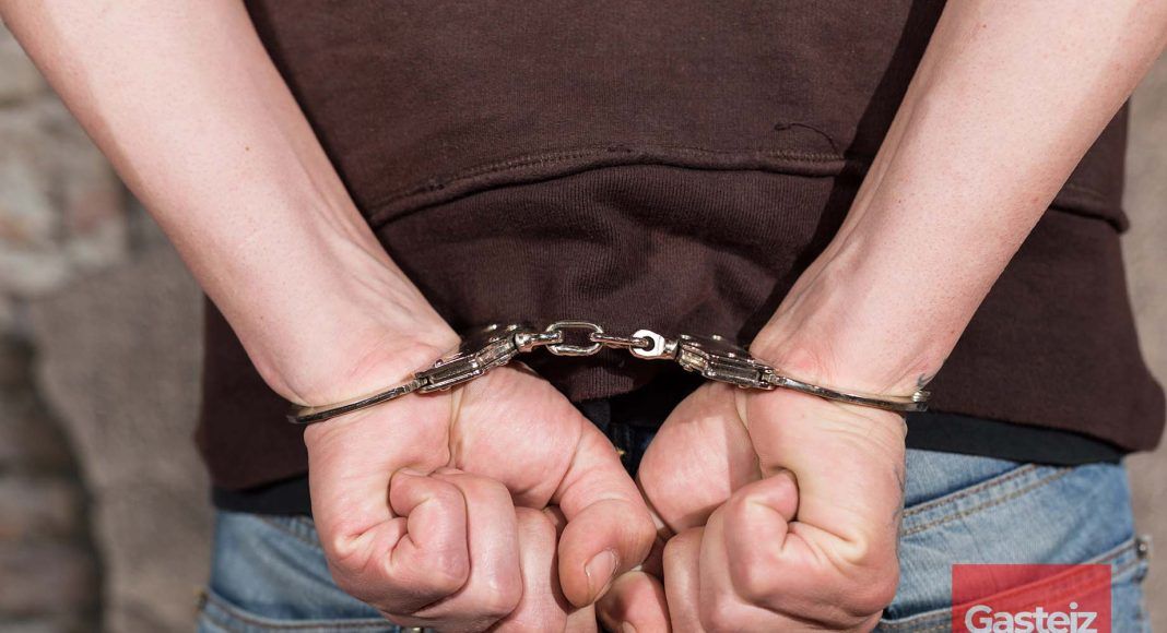 Persona detenida, fotografía de stock con licencia de Depositphotos