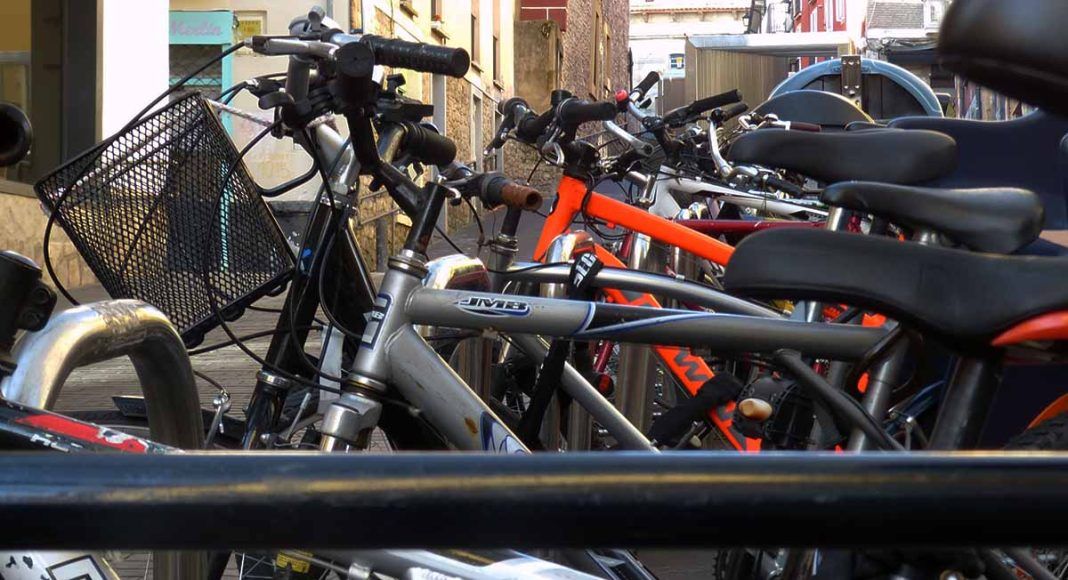 Bicicletas aparcadas en el Casco Viejo