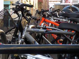 Bicicletas aparcadas en el Casco Viejo