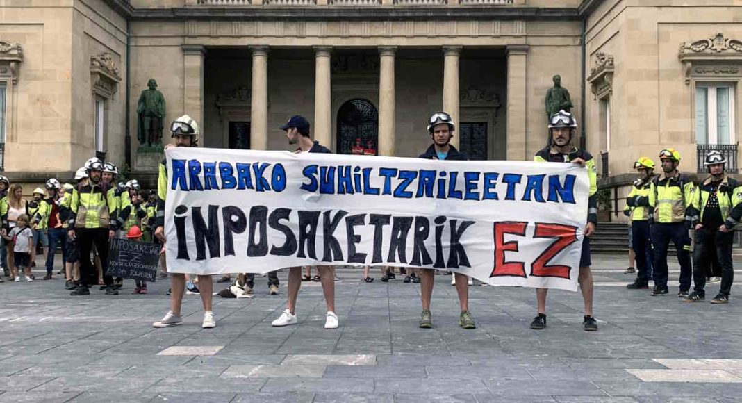 Manifestación de bomberos frente al Palacio de la Provincia, edificio de la Diputación Foral de Álava en Vitoria-Gasteiz