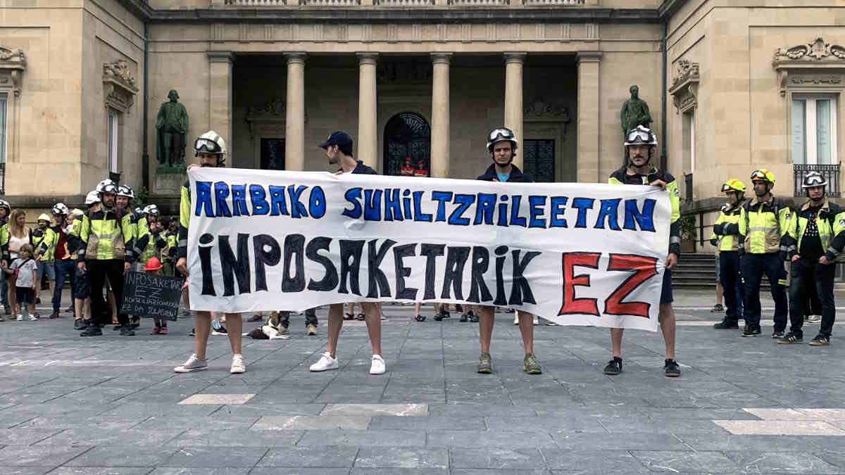 BOMBEROS ALAVA Manifestación de bomberos frente al Palacio de la Provincia, edificio de la Diputación Foral de Álava en Vitoria-Gasteiz
