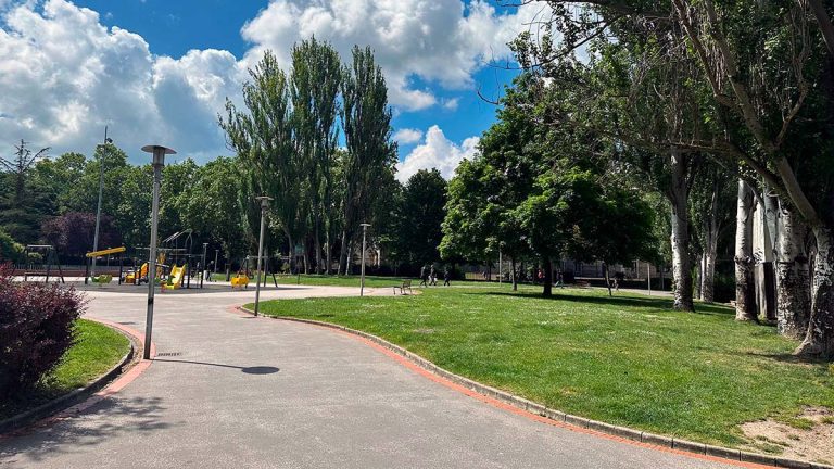 Vitoria dejará crecer más la hierba en parques y jardines por una nueva forma de segar