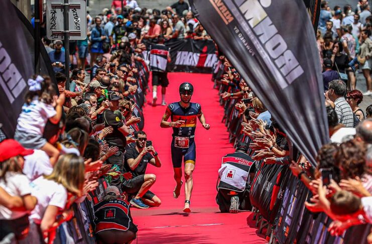 Atleta corriendo en carrera Ironman