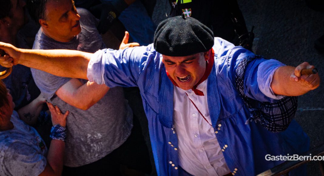 Iñaki Kerejazu en su primera bajada como Celedón celebra la llegada a las escalinatas de la balconada