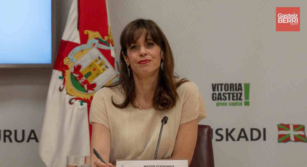 Maider Etxebarria, alcaldesa de Vitoria-Gasteiz, durante una rueda de prensa en el Ayuntamiento | Foto: Alex García