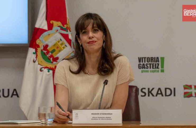 Maider Etxebarria, alcaldesa de Vitoria-Gasteiz, durante una rueda de prensa en el Ayuntamiento | Foto: Alex García