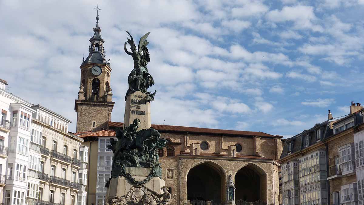 ESCULTURA BATALLA DE VITORIA TORRE DE SAN MIGUEL PLAZA VIRGEN BLANCA
