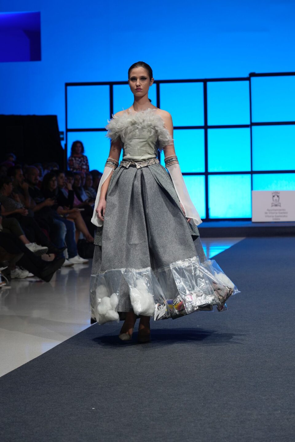 Cristina Diez ganadora del premio a la modelo con mayor proyección desfila con el modelo ganador del concurso 'del desecho a la moda' - Fotografía Gasteiz ON (Cedida)